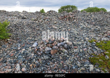 Stein warften - künstliche Steinhaufen von kleinen Felsbrocken auf dem Bolschoj Zayatsky Insel. Solovetsky Inselgruppe, Weißes Meer, Russland Stockfoto