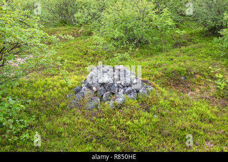 Stein warften - künstliche Steinhaufen von kleinen Felsbrocken auf dem Bolschoj Zayatsky Insel. Solovetsky Inselgruppe, Weißes Meer, Russland Stockfoto