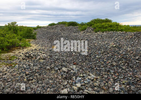 Stein warften - künstliche Steinhaufen von kleinen Felsbrocken auf dem Bolschoj Zayatsky Insel. Solovetsky Inselgruppe, Weißes Meer, Russland Stockfoto