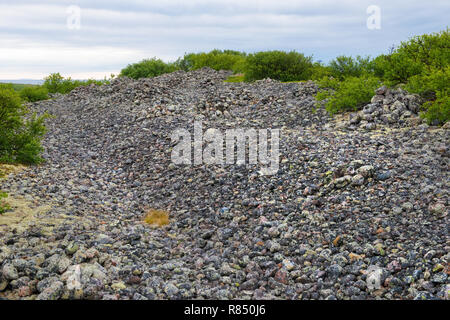 Stein warften - künstliche Steinhaufen von kleinen Felsbrocken auf dem Bolschoj Zayatsky Insel. Solovetsky Inselgruppe, Weißes Meer, Russland Stockfoto