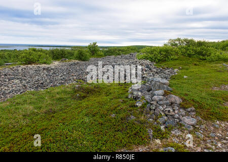 Stein warften - künstliche Steinhaufen von kleinen Felsbrocken auf dem Bolschoj Zayatsky Insel. Solovetsky Inselgruppe, Weißes Meer, Russland Stockfoto