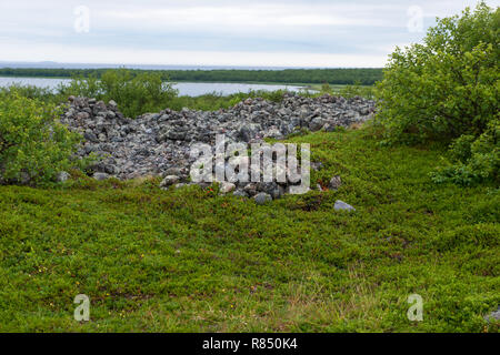 Stein warften - künstliche Steinhaufen von kleinen Felsbrocken auf dem Bolschoj Zayatsky Insel. Solovetsky Inselgruppe, Weißes Meer, Russland Stockfoto