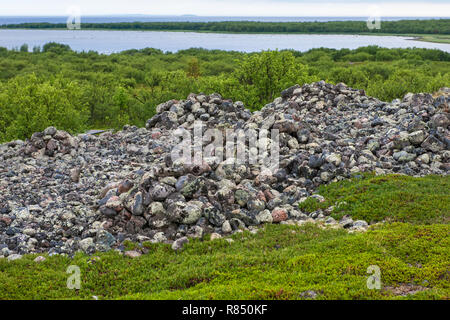 Stein warften - künstliche Steinhaufen von kleinen Felsbrocken auf dem Bolschoj Zayatsky Insel. Solovetsky Inselgruppe, Weißes Meer, Russland Stockfoto
