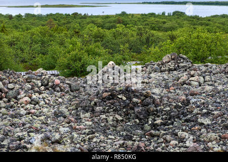 Stein warften - künstliche Steinhaufen von kleinen Felsbrocken auf dem Bolschoj Zayatsky Insel. Solovetsky Inselgruppe, Weißes Meer, Russland Stockfoto