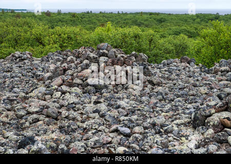 Stein warften - künstliche Steinhaufen von kleinen Felsbrocken auf dem Bolschoj Zayatsky Insel. Solovetsky Inselgruppe, Weißes Meer, Russland Stockfoto