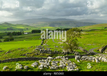 Malerischen Blick auf Kalkstein Pflaster & rolling Hochland Landschaft von winskill Steine, oben Langcliffe & Stainforth, Yorkshire Dales, England, UK. Stockfoto