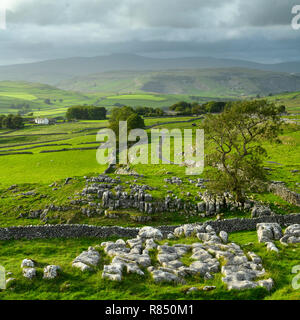 Malerischen Blick auf Kalkstein Pflaster & rolling Hochland Landschaft von winskill Steine, oben Langcliffe & Stainforth, Yorkshire Dales, England, UK. Stockfoto