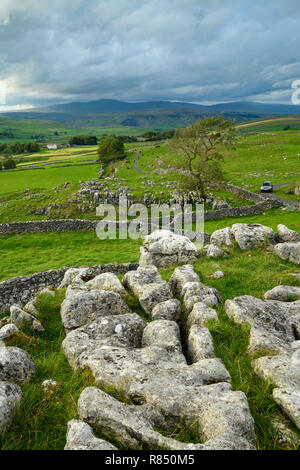 Malerischen Blick auf Kalkstein Pflaster & rolling Hochland Landschaft von winskill Steine, oben Langcliffe & Stainforth, Yorkshire Dales, England, UK. Stockfoto