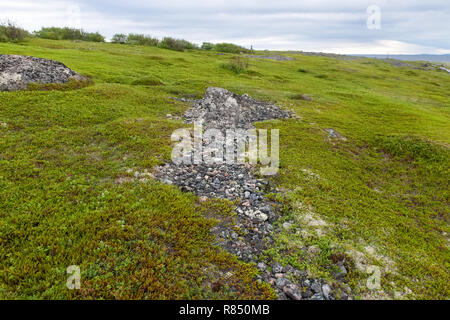 Stein warften - künstliche Steinhaufen von kleinen Felsbrocken auf dem Bolschoj Zayatsky Insel. Solovetsky Inselgruppe, Weißes Meer, Russland Stockfoto