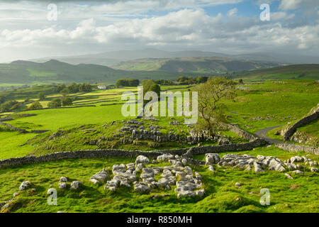 Malerischen Blick auf Kalkstein Pflaster & rolling Hochland Landschaft von winskill Steine, oben Langcliffe & Stainforth, Yorkshire Dales, England, UK. Stockfoto