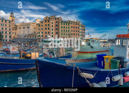 Blau angeln Boote und in Nahaufnahme gesehen, Häuser gegen den blauen Himmel in der Ferne. Camogli Fischerdorf, Italien Stockfoto