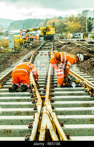 Eisenbahner zur Festlegung neuer Track, Bälle, Einbau und Verlegen der Kabel Stockfoto