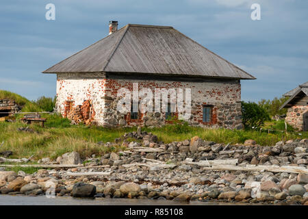 Stein Kammern in St. Andrew's Wüste auf Bolschoj Zayatsky Insel. Solovetsky Inselgruppe, Weißes Meer, Russland Stockfoto