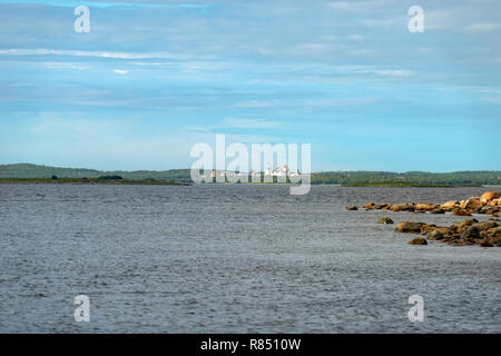 Riesige Steine an der Küste des Bolschoi-theaters Zayatsky Insel. Solovetsky Inselgruppe, Weißes Meer, Russland Stockfoto