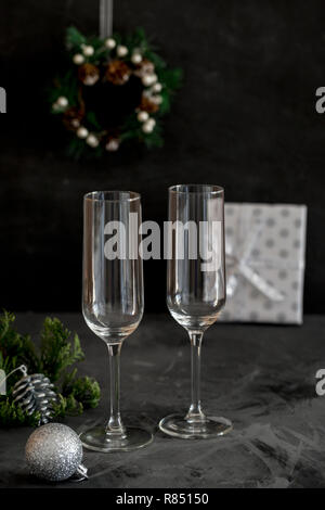 Zwei leere Gläser für Sekt auf schwarzen Hintergrund, Kegel und in der Nähe von Stockfoto