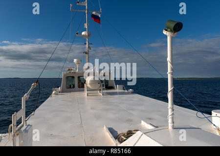 Weiße Schiff segelt auf dem Weißen Meer Stockfoto