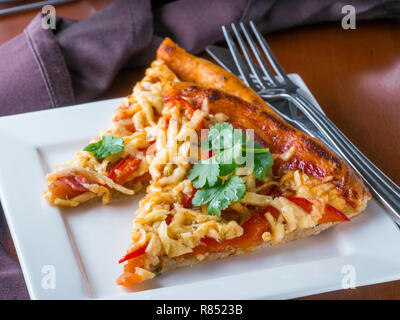 Zwei Scheiben pizza auf weißen Teller am Tisch im Restaurant. Nahaufnahme Stockfoto