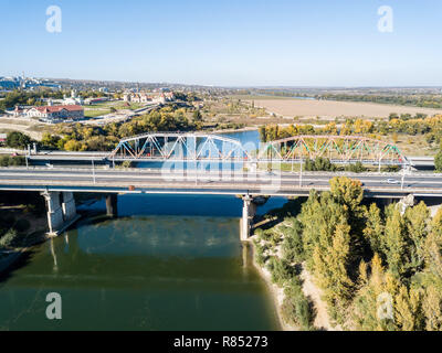 Luftaufnahme von Friedenstruppen Brücke über Dnister in Bendery (Bender), in unbekannte Transnistrien (Moldau). Zentraler Punkt in der Schlacht für Bendery. Stockfoto