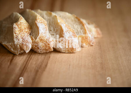 Frisch gebackene geschnittenes Brot auf einem Holztisch. Stockfoto