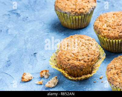 Muffins mit Chia Samen. Hausgemachte Muffins auf Blau konkrete strukturierten Hintergrund Stockfoto