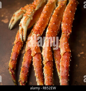 Schmackhafte frische Luxus King Kamtschatka Crab Claw auf braunem Hintergrund Stockfoto