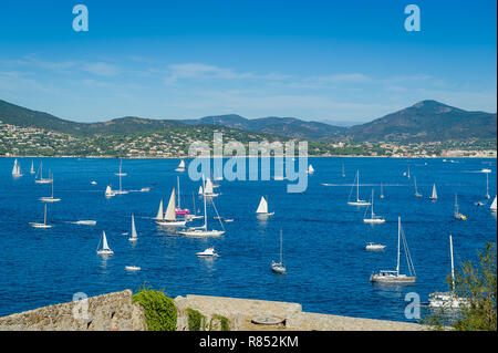 Segeln Boote in der Bucht von Saint-Tropez Stockfoto