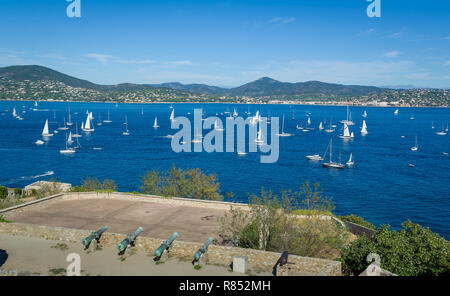 Cannon Gewehren an Saint-Tropez Festungsmauer und Segeln viele Yachten auf See Stockfoto