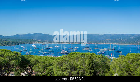 Panoramablick von Saint-Tropez Jachthafen und Anchorage Stockfoto