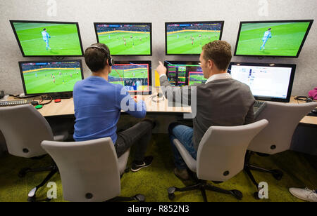 VAR Schiedsrichter Bas Nijhuis (links) und sein Fahrer Mike Van der Roest (rechts) bei der VAR-Center arbeiten in der Zentrale der niederländische Fußball associa Stockfoto