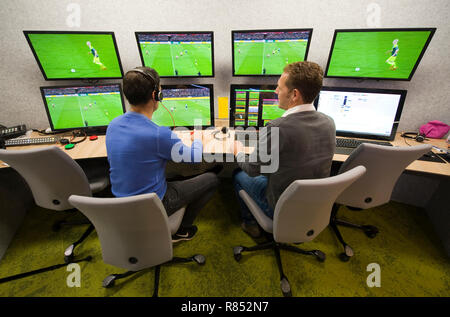 VAR Schiedsrichter Bas Nijhuis (links) und sein Fahrer Mike Van der Roest (rechts) bei der VAR-Center arbeiten in der Zentrale der niederländische Fußball associa Stockfoto