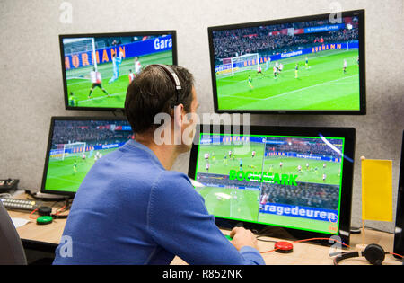 VAR Schiedsrichter Bas Nijhuis am VAR Zentrum im Hauptsitz des niederländischen Fußball-Verband arbeiten. Stockfoto