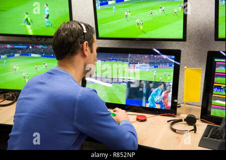 VAR Schiedsrichter Bas Nijhuis am VAR Zentrum im Hauptsitz des niederländischen Fußball-Verband arbeiten. Stockfoto