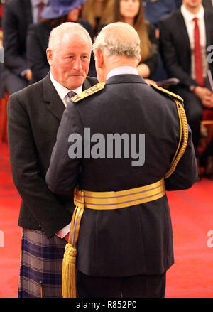Robert Edwards (links) ist ein OBE (Offizier des Ordens des Britischen Empire) vom Prinzen von Wales (rechts) am Buckingham Palace. Stockfoto