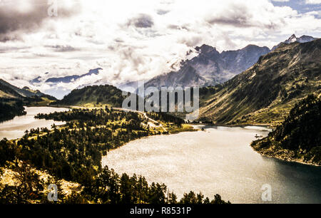 Die Pyrenäen Nat.Park von neouvielle. Pic Ramon auf der linken Seite. Pic de Neouvielle auf der rechten Seite. See von Aubert (rechts), See Aumar auf der linken Seite. Stockfoto