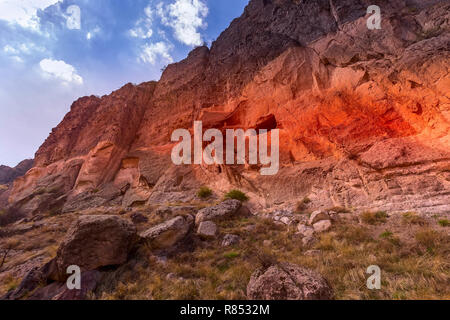 Vardzia Höhle Kloster und antike Stadt in Felsen Blick auf den Sonnenuntergang, Georgia Stockfoto