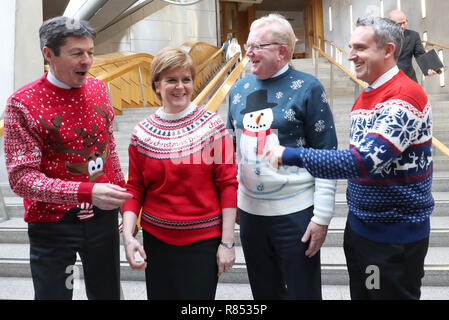 (Von links) Presiding Officer Ken Macintosh, Erster Minister Nicola Stör, der stellvertretende Vorsitzende der Schottischen Konservativen Carlaw Jackson, und Schottische liberaler Demokrat Alex Cole-Hamilton verschleiß Weihnachten Jumper für die Save the Children Charity am schottischen Parlament in Edinburgh. Stockfoto