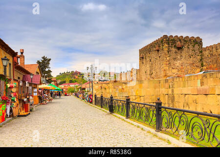 Mtskheta, Georgien - 28. April 2017: Street View mit Geschenk Souvenir Geschäfte im alten historischen Wahrzeichen der Stadt Stockfoto