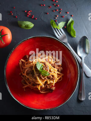 Italienische Pasta Bolognese. Blick von oben. Italienische Hausmannskost. Stockfoto