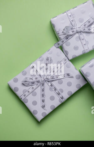 Geschenkboxen in Erbsen mit silber Bögen auf rosa Hintergrund, Ansicht von oben, border Design mit Kopie Raum, Vorlage für Text Stockfoto