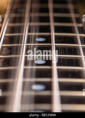 Nahaufnahme von einem Bass Guitar string und Griffbrett mit Saiten vibrieren Stockfoto