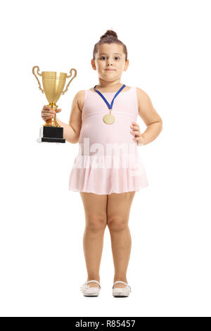 In voller Länge Porträt einer kleinen Ballerina Mädchen, dass eine Gold Trophäe Tasse und eine Medaille auf weißem Hintergrund Stockfoto