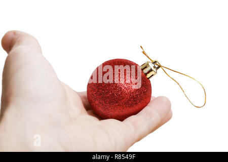 Weihnachten Spielzeug - Rot glitter Silvester Ball in der Hand auf weißem Hintergrund Stockfoto