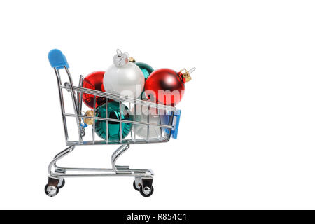 Supermarkt Einkaufswagen mit bunten Weihnachtskugeln isoliert auf Weiss. Copyspace. Stockfoto
