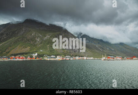 Schönen Lofoten Inseln, traditionellen roten Häuser genannt Rorbu. Norwegischen Sommer. Stockfoto