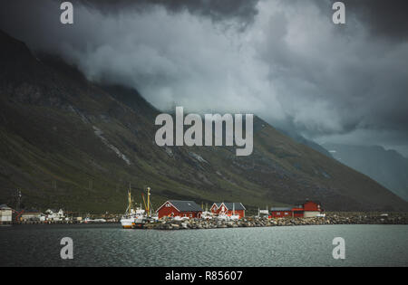 Schönen Lofoten Inseln, traditionellen roten Häuser genannt Rorbu. Norwegischen Sommer. Stockfoto