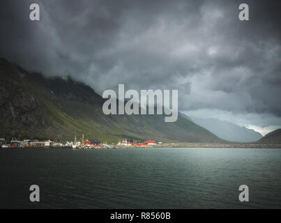 Schönen Lofoten Inseln, traditionellen roten Häuser genannt Rorbu. Norwegischen Sommer. Stockfoto