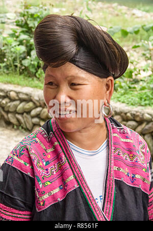 Portrait von Red Yao Frau. Red Yao Frauen von Huangluo sind für den "weltweit längste Haare Dorf" bekannt. Longsheng Huangluo Yao Dorf. Guilin, China Stockfoto