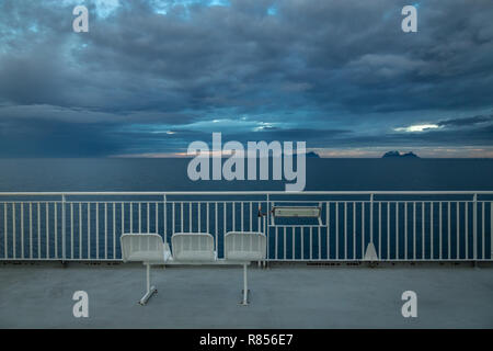 Blick auf das Meer, weiße Nacht im Sommer. Fahrt mit der Fähre nach Lofoten. Stockfoto