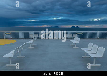 Blick auf das Meer, weiße Nacht im Sommer. Fahrt mit der Fähre nach Lofoten. Stockfoto