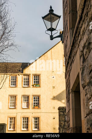 Edinburgh schließen oder Gasse mit altmodischen Lamp Post- und Mietshaus mit Schiebefenstern, Edinburgh, Schottland, Großbritannien Stockfoto